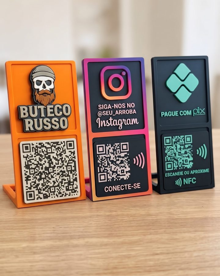 Três placas: Buteco Russo em laranja com a caveira de gorro, Siga-nos no Instagram com moldura colorida e Pague com Pix em preto e verde-água, com QR Code e NFC