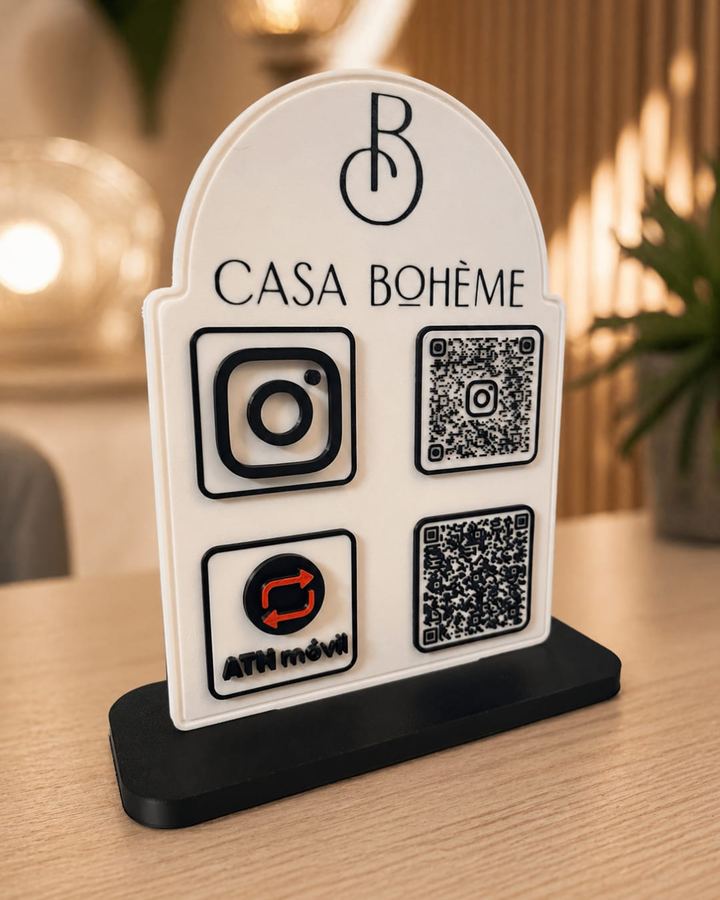Placa em arco Casa Bohème, branca e preta, com Instagram e pagamento, cada um com seu QR Code