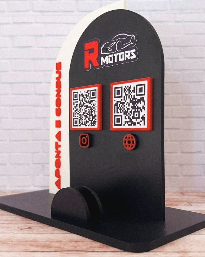 Placa em arco R Motors, preta e vermelha, com dois QR Codes, de Instagram e do site