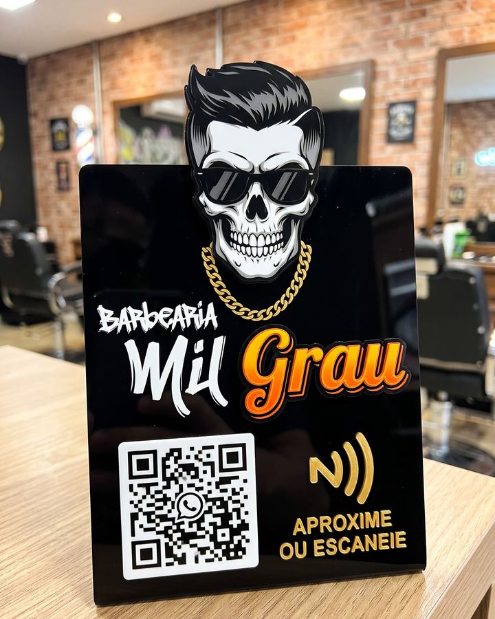 Placa preta da Barbearia Mil Grau com a caveira e o nome em destaque, QR Code do WhatsApp e NFC, com a frase Aproxime ou escaneie