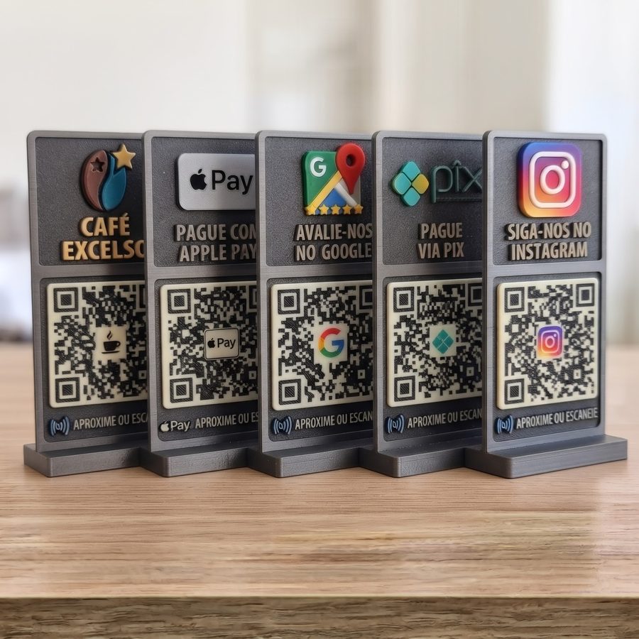 Cinco placas Toquei cinza lado a lado no balcão: Café Excelso, Pague com Apple Pay, Avalie-nos no Google, Pague via Pix e Siga-nos no Instagram, com QR Code e NFC